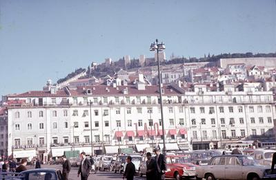 Edificações e Castelo de São Jorge (ao fundo)