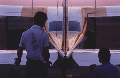 Ricardo Severo Grando à direita e homem não identificado em frente a avião