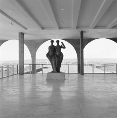 "Duas Amigas", escultura de Alfredo Ceschiatti, no Salão Nobre