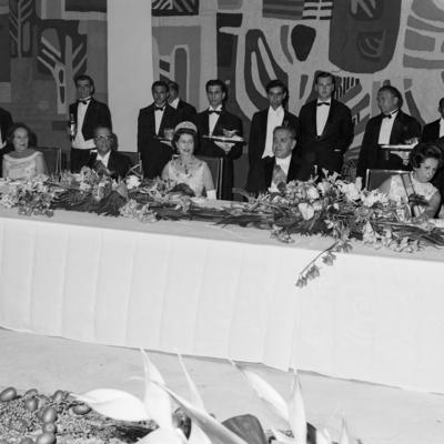 Recepção em homenagem à Rainha Elizabeth II. À esquerda da rainha, o vice-presidente Pedro Aleixo. À direita, o presidente do Brasil, Arthur da Costa e Silva, e a primeira-dama,  Dona Iolanda