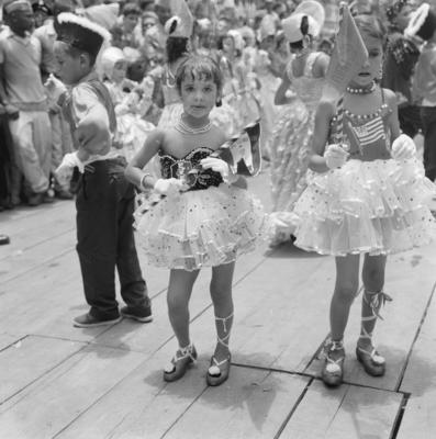 Crianças desfilando em agremiações carnavalescas