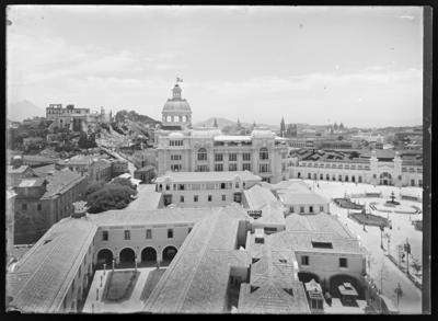 Morro do Castelo em processo de demolição e os pavilhões da Exposição Internacional de 1922