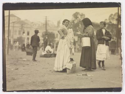 Encontro de mulheres, próximo ao mercado dos Caipiras