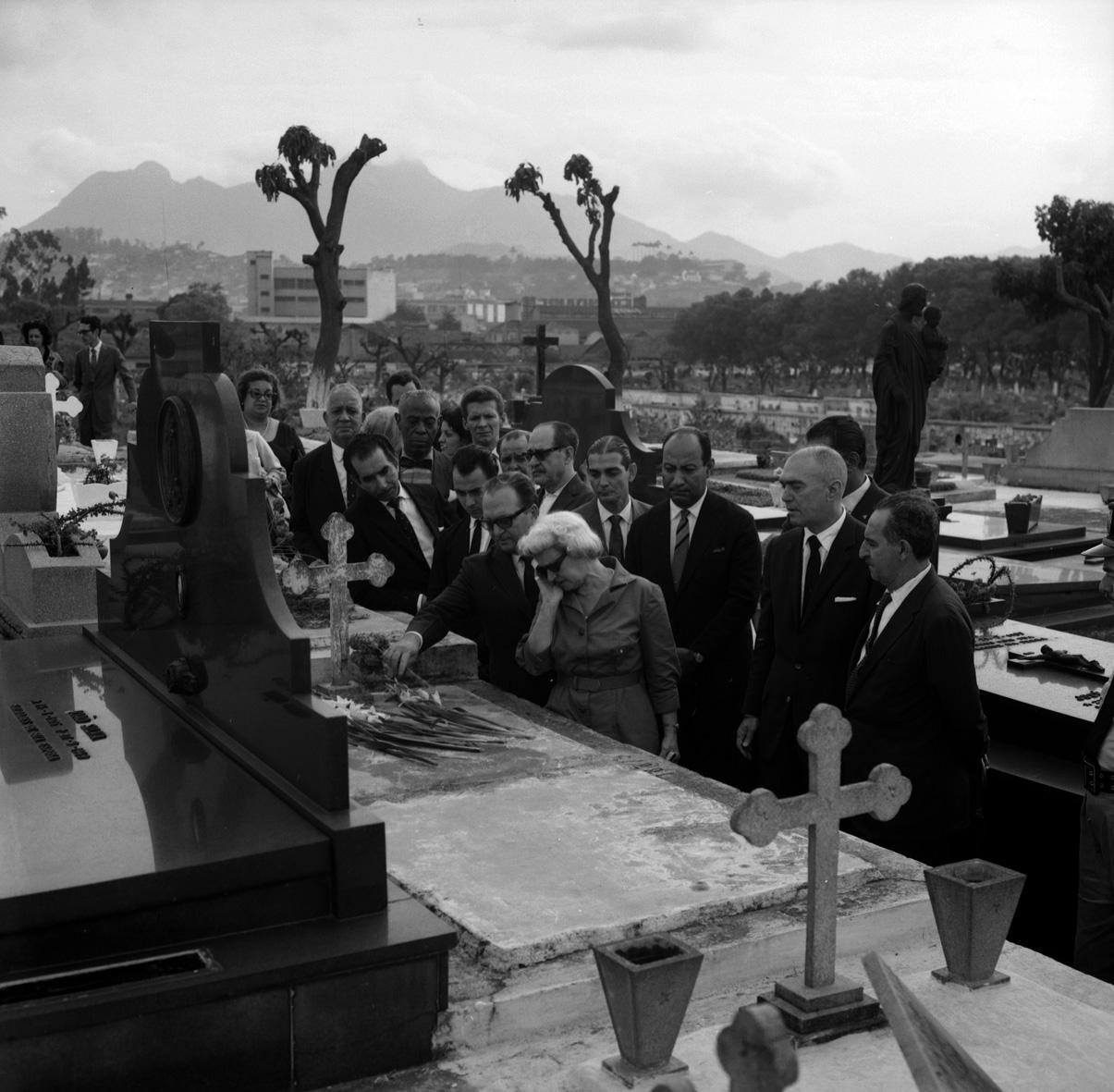 Visita ao túmulo de Luiz Americano, no Dia do Compositor