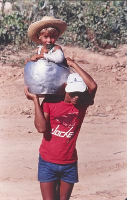 Homem com criança nos ombros