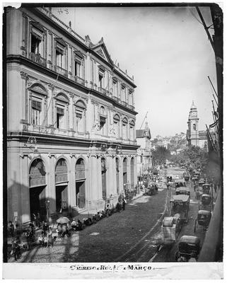Rua Direita, atual Primeiro de Março, com destaque para o Prédio dos Correios