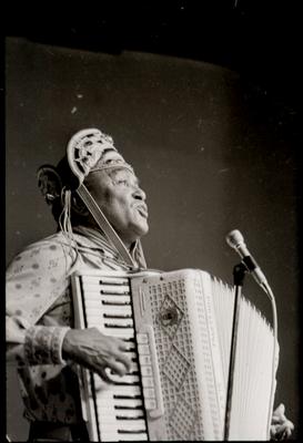 Luiz Gonzaga ao microfone com a sanfona