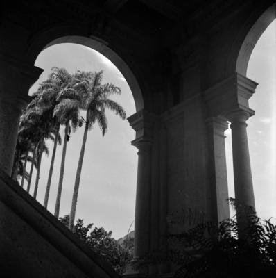 Vista tomada do interior do casarão do Parque Lage