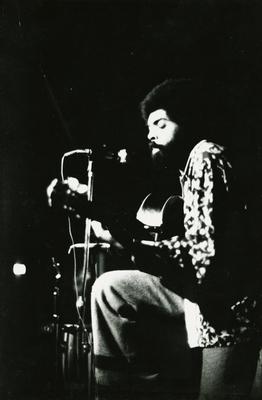 Gilberto Gil ao microfone com o violão