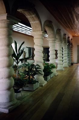 Solar Ferrão - salas do museu, com as arcadas