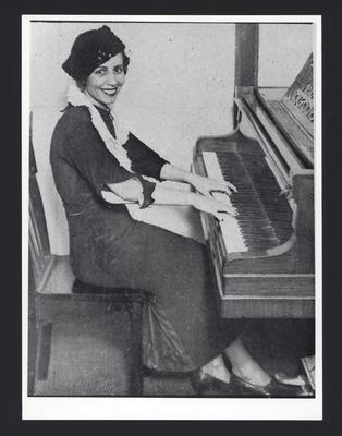 Carolina Cardoso de Menezes ao piano (reprodução de periódico)