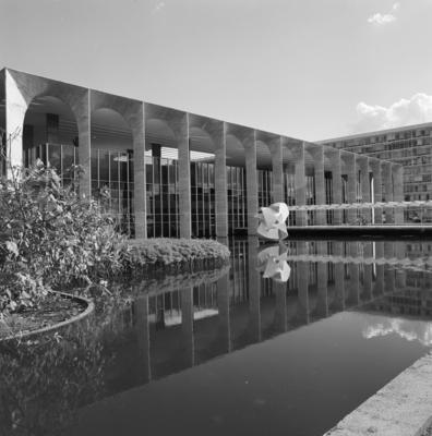 "O Meteoro", escultura de Bruno Giorgi, no Palácio dos Arcos ou Palácio Itamaraty