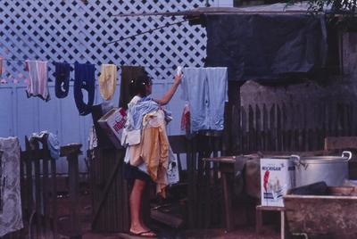 Roupas estendidas no varal