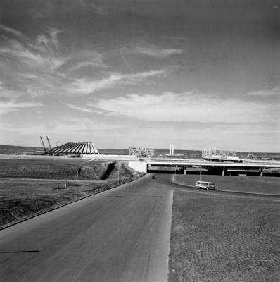 Vistas aéreas, Estação Rodoviária do Plano Piloto. À esquerda, o Teatro Nacional Claudio Santoro