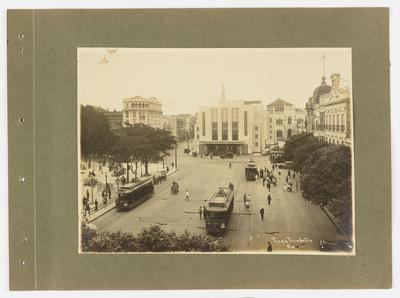 Praça Tiradentes; ao centro, o Teatro João Caetano