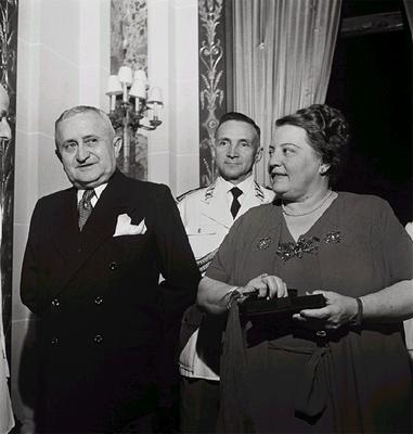 O presidente Eurico Gaspar Dutra ao lado de sua mulher dona Santinha