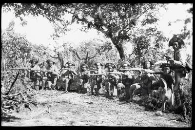 Lampião e seu bando em posição de tiro