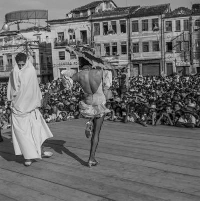 Homem fantasiado de mulher no carnaval