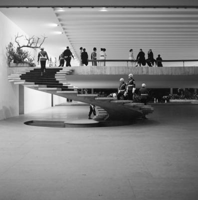 Recepção em homenagem à Rainha Elizabeth II. A escada helicoidal foi projeto dos arquitetos Milton Ramos e Joaquim Cardoso