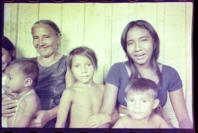 Edna de Cássia e sua família em sua casa