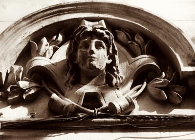 Cabeça de mulher, em estilo art-nouveau, em fachada de prédio na Rua do Resende