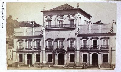 Paço Imperial, ao fundo, o Morro do Castelo
