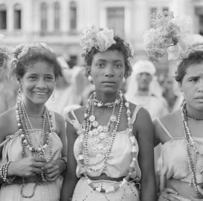 Crianças desfilando em agremiações carnavalescas
