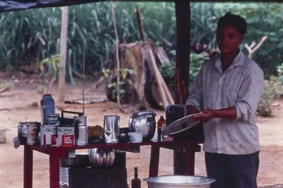 Mulher no preparo de alimento