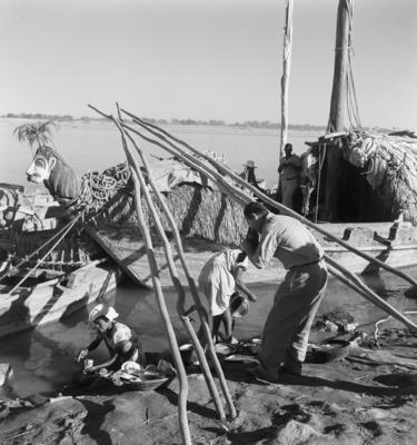 Marcel Gautherot documentando carrancas de proa em barcos do rio São Francisco