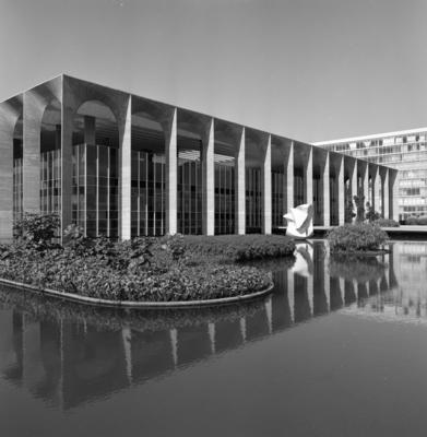 "O Meteoro", escultura de Bruno Giorgi, no Palácio dos Arcos ou Palácio Itamaraty