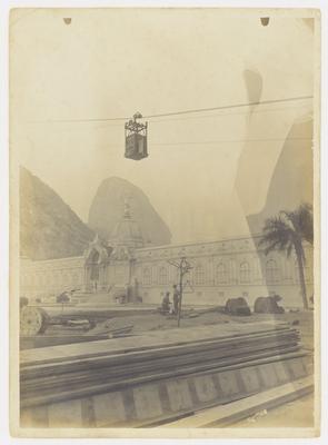 Construção do bondinho do Pão de Açúcar; ao fundo, pavilhão da Exposição Nacional de 1908