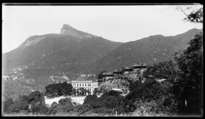 Vista do Corcovado tomada de Santa Teresa; em destaque, o Grand Hotel Internacional