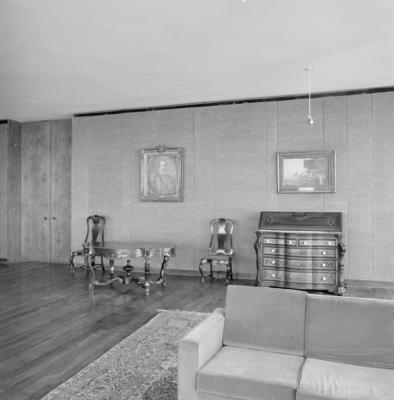 À esquerda, "Retrato do Marechal Deodoro", pintura de Antônio Felix da Costa