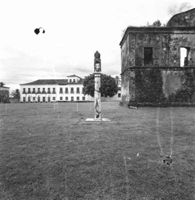 Ruínas da Igreja de São Matias, com Pelourinho