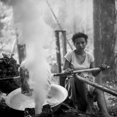 Ilha de Marajó - Mulher defumando látex