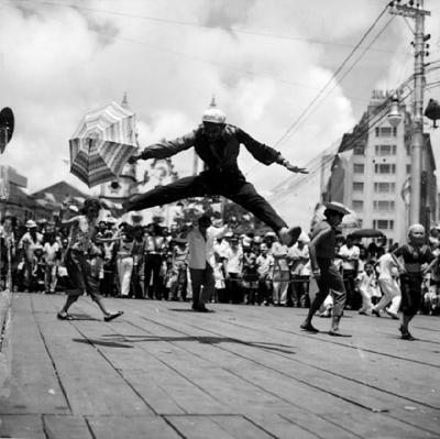 Passista de frevo em frente à Igreja Matriz do Santíssimo Sacramento de Santo Antônio