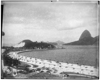 Praia de Botafogo, vendo-se o Morro da Viúva e o Corcovado ao fundo