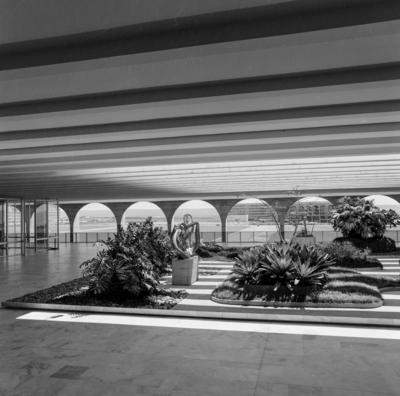 "O Canto da Noite", escultura de Maria Martins, no Salão Nobre