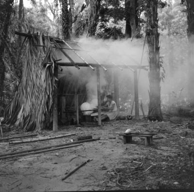 Ilha de Marajó - Mulher defumando látex