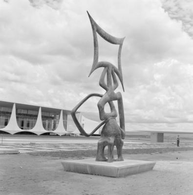 Escultura "O Rito dos Ritmos", de Maria Martins