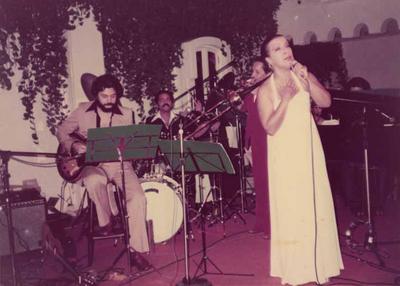 Elizeth Cardoso ao microfone