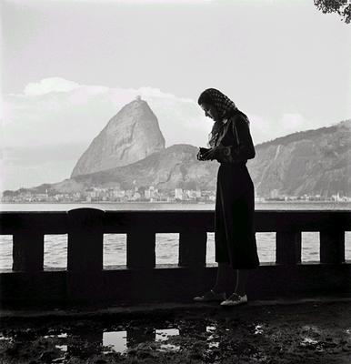 Fotógrafa na praia do Flamengo, com o Pão de Açúcar ao fundo