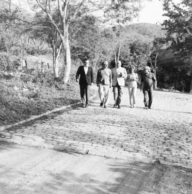 Renato Archer, Burle Marx, Pablo Neruda, sua mulher, Matilde Urrutia, e Vinícius de Morais, no Sítio Burle Marx, na ocasião da visita do poeta chileno Pablo Neruda