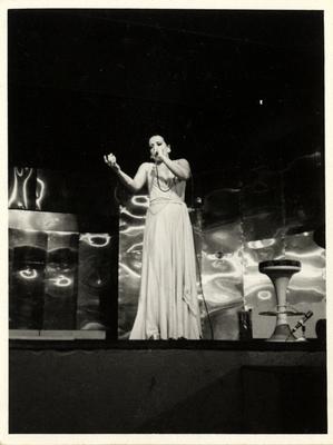 Elizeth Cardoso ao microfone