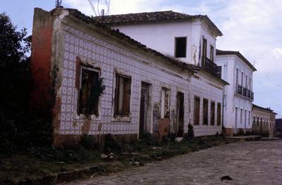 Casas e sobrados