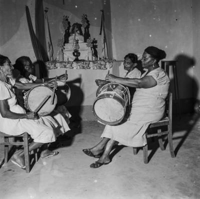 Tambor do Divino Espírito Santo, caixeiras