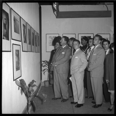 Inauguração do VI Salão Internacional de Fotografia - entre os presentes, o governador Adhemar de Barros
