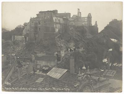 Demolição do morro do Castelo, no alto do morro, as ruínas da Igreja de São Sebastião