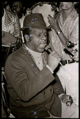 Candeia ao microfone