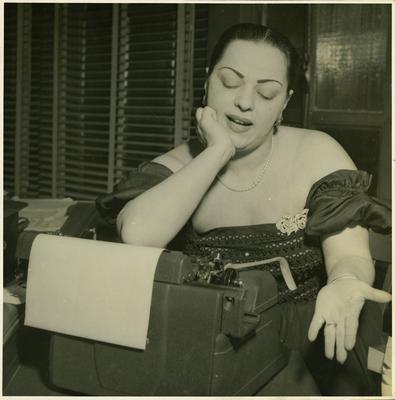 Linda Batista com máquina datilográfica